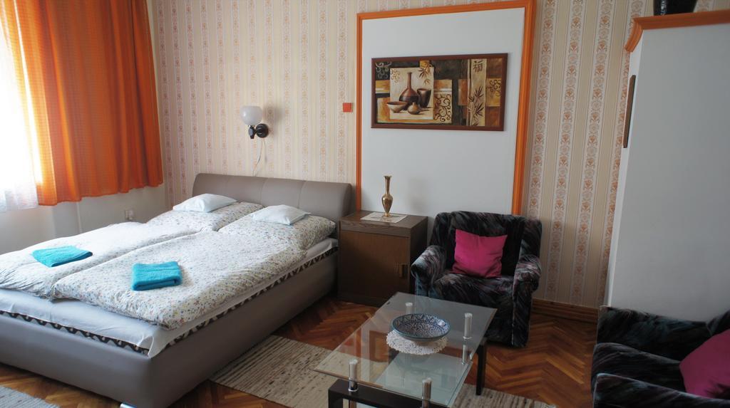 הוילה גיולה Hajnal Apartman מראה חיצוני תמונה